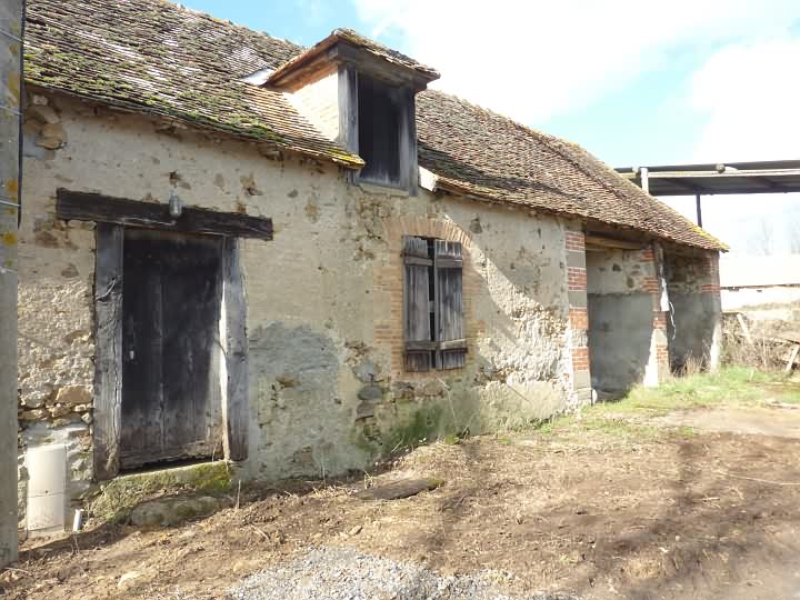 Stone farmhouse à rénover près de Liglet