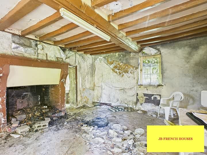 Stone farmhouse to renovate near Nécy