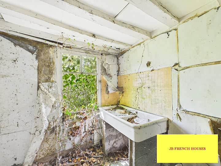 Stone farmhouse to renovate near Nécy