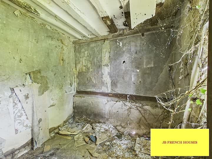 Stone farmhouse to renovate near Nécy