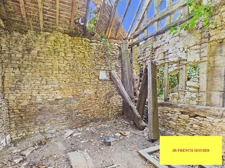 Stone farmhouse to renovate near Nécy