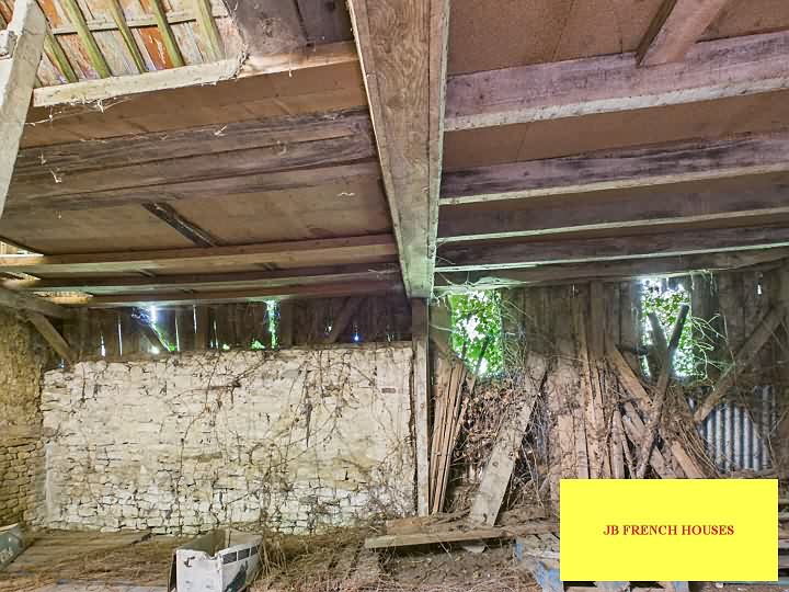 Stone farmhouse to renovate near Nécy