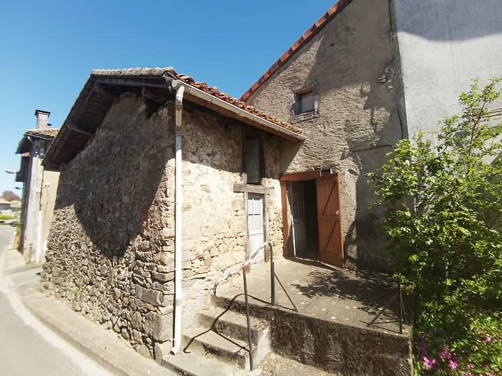Stone house to renovate near Suaux