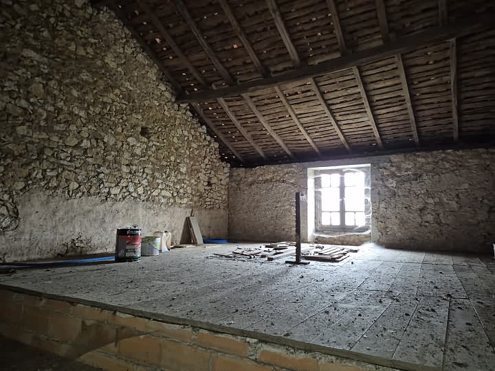 Stone house to renovate near Goulat