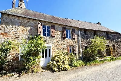 Stone house to renovate near Perrou