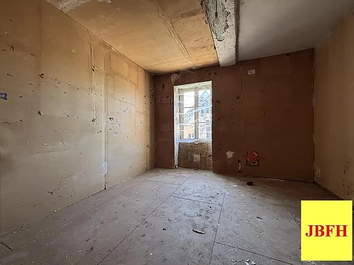 Stone house to renovate near Perrou