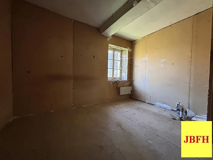 Stone house to renovate near Perrou