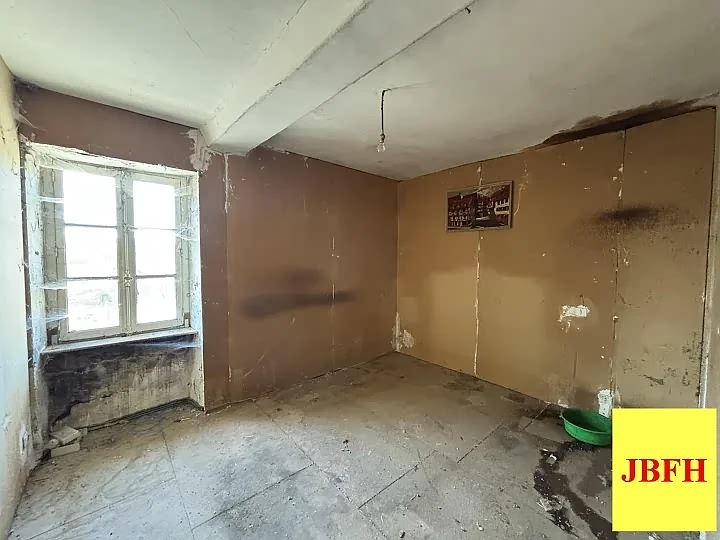 Stone house to renovate near Perrou