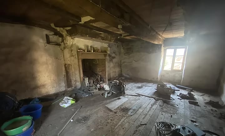 Stone house to renovate near Perrou