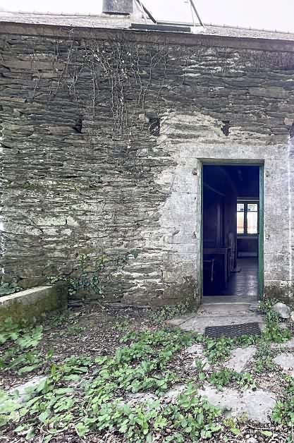 Stone house to renovate near Loutehel