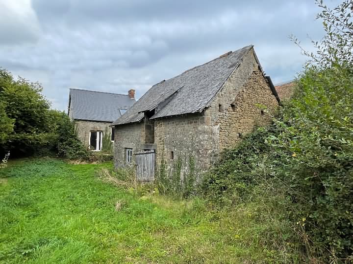 Stone cottage to renovate near Mantilly
