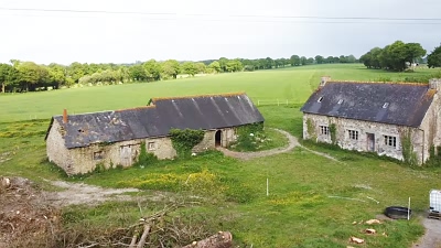 Stone farmhouse à rénover près de Bonen