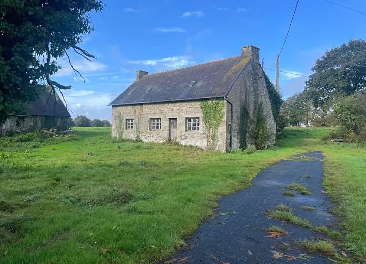 Stone farmhouse à rénover près de Bonen