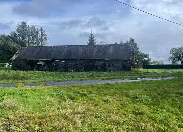 Stone farmhouse à rénover près de Bonen
