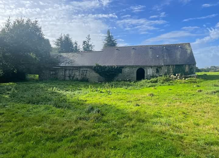 Stone farmhouse à rénover près de Bonen