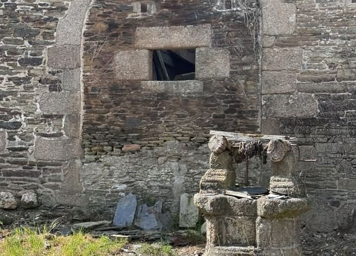 Stone barn to renovate near Perret