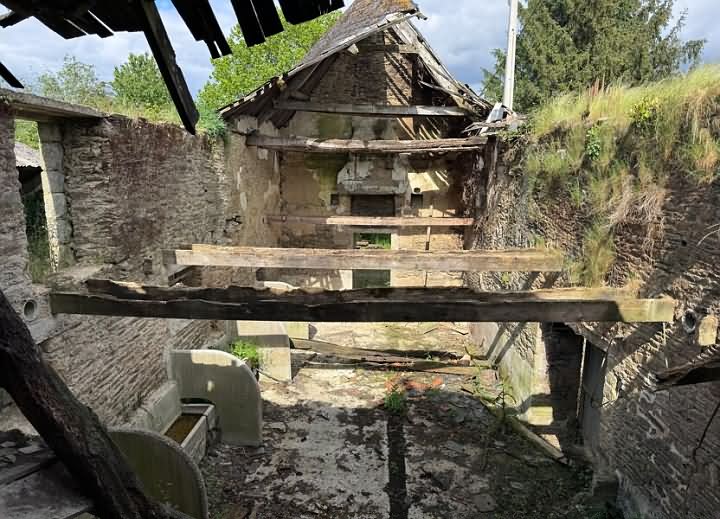 Stone barn to renovate near Perret