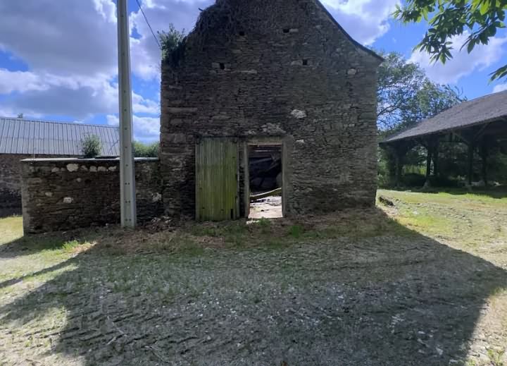 Stone barn to renovate near Perret