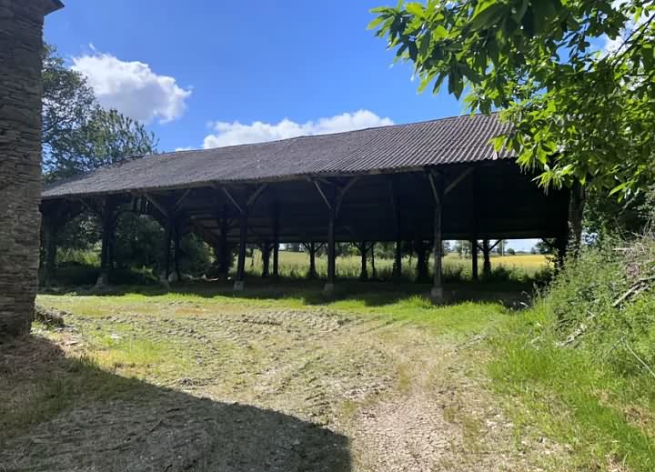 Stone barn to renovate near Perret