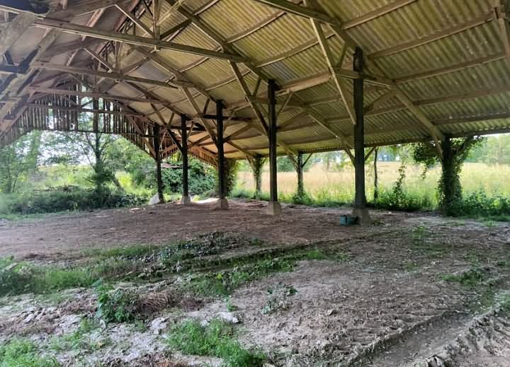 Stone barn to renovate near Perret