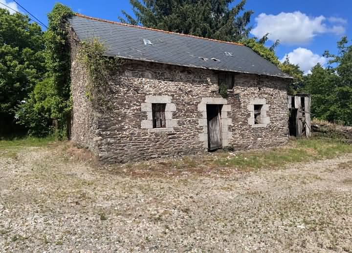Stone barn to renovate near Perret