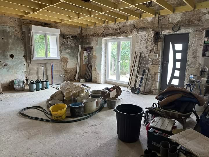Stone house to renovate near Chez Vécant
