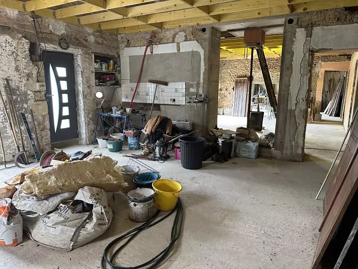 Stone house to renovate near Chez Vécant