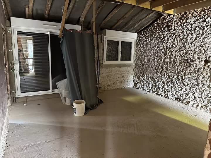 Stone house to renovate near Chez Vécant