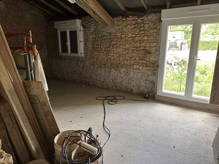 Stone house to renovate near Chez Vécant
