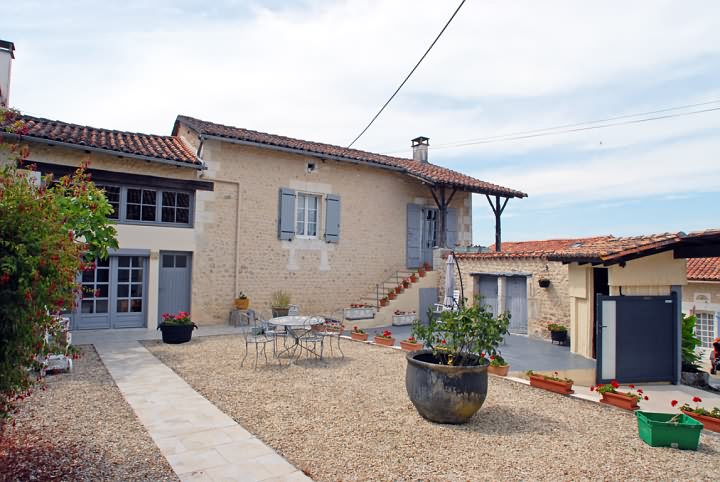 4 bed stone house for sale near Vanxains