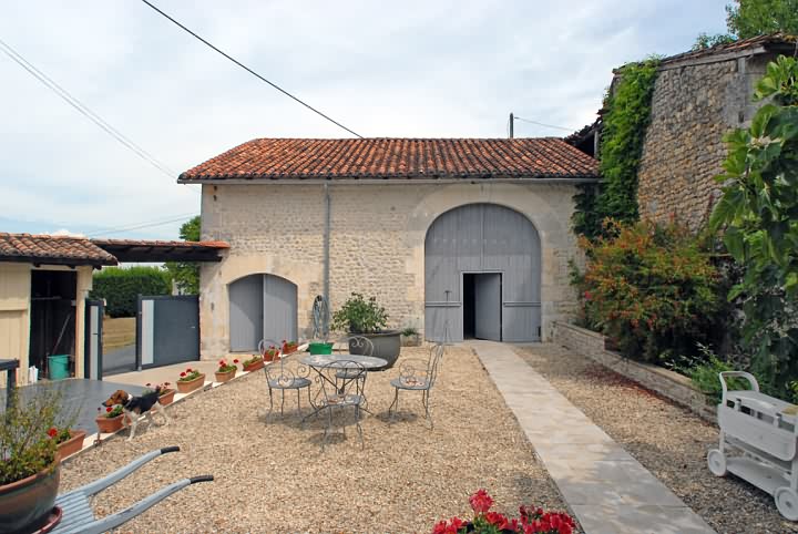 4 bed stone house for sale near Vanxains