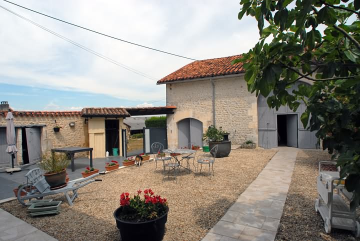 4 bed stone house for sale near Vanxains