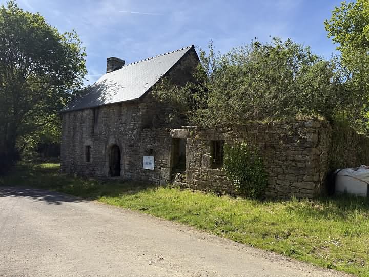 Stone house to renovate near Saint Vran