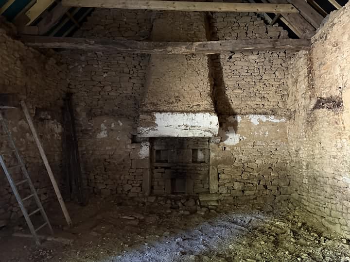 Stone house to renovate near Saint Vran