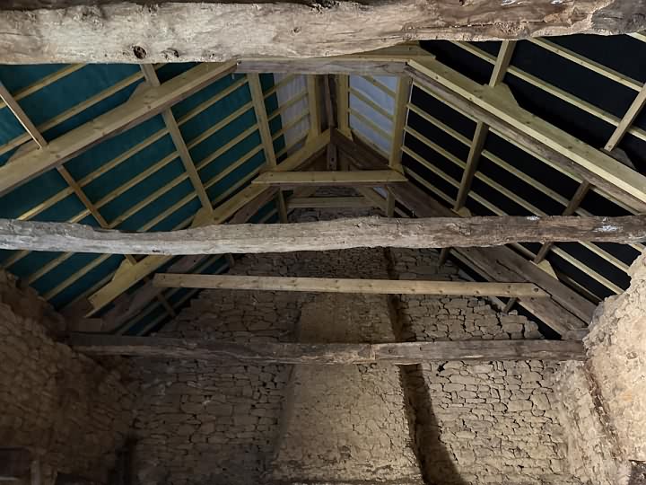 Stone house to renovate near Saint Vran