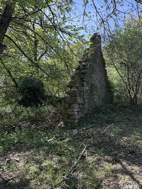Stone house to renovate near Saint Vran