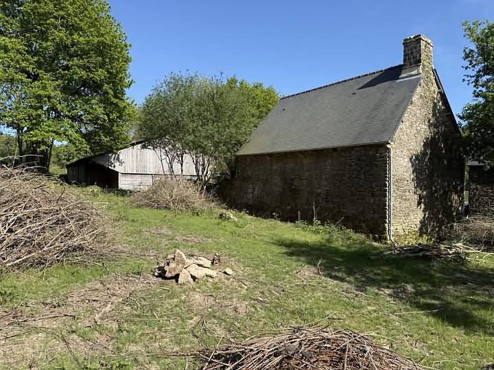 Stone house to renovate near Saint Vran