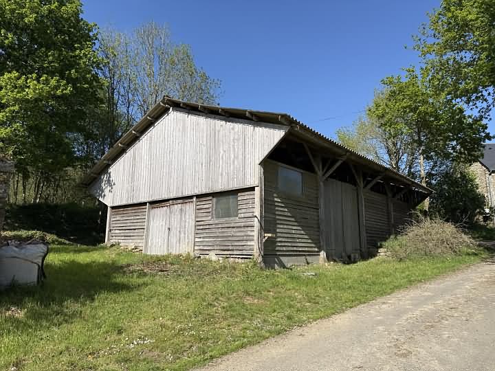 Stone house to renovate near Saint Vran