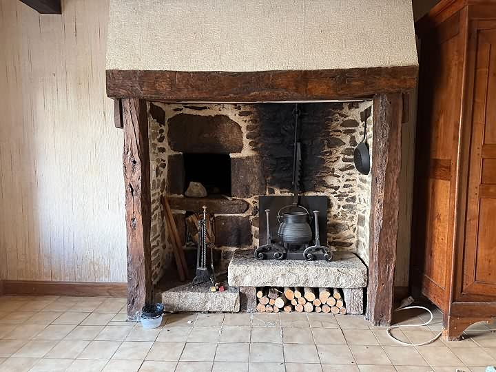 Maison en pierre de 2 chambres à vendre près de Jartaud