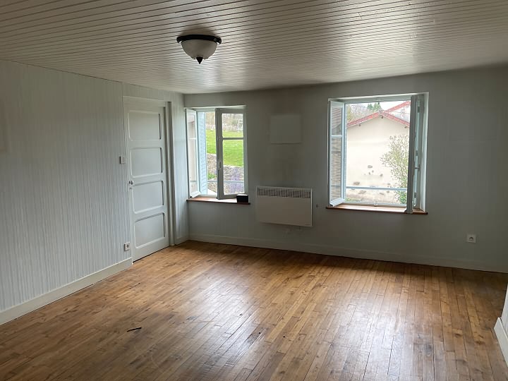 Maison en pierre de 2 chambres à vendre près de Jartaud