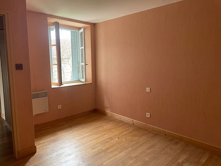 Maison en pierre de 2 chambres à vendre près de Jartaud
