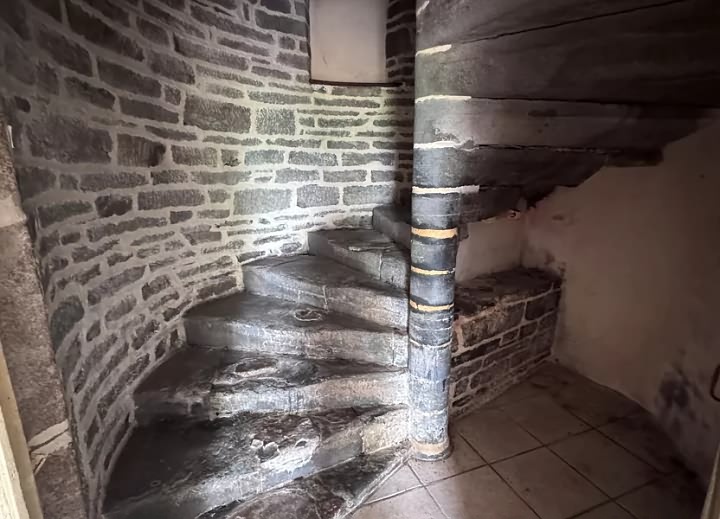 6 bed stone farmhouse for sale near Bonen