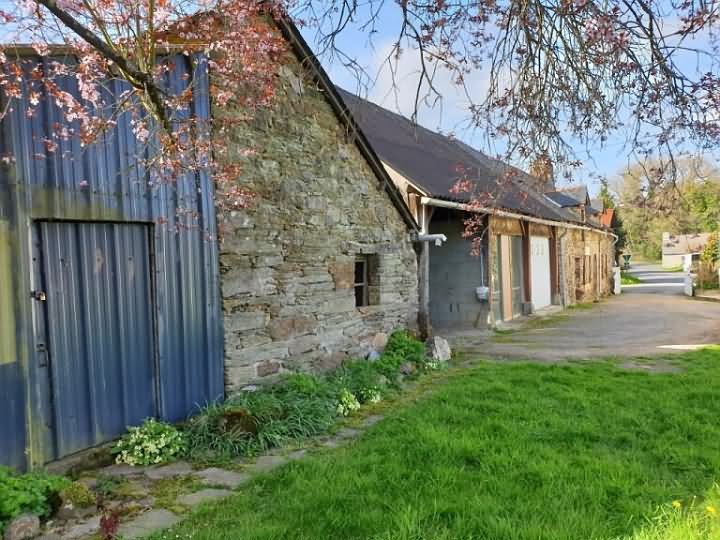 3 bed stone longère for sale near Le Sourn