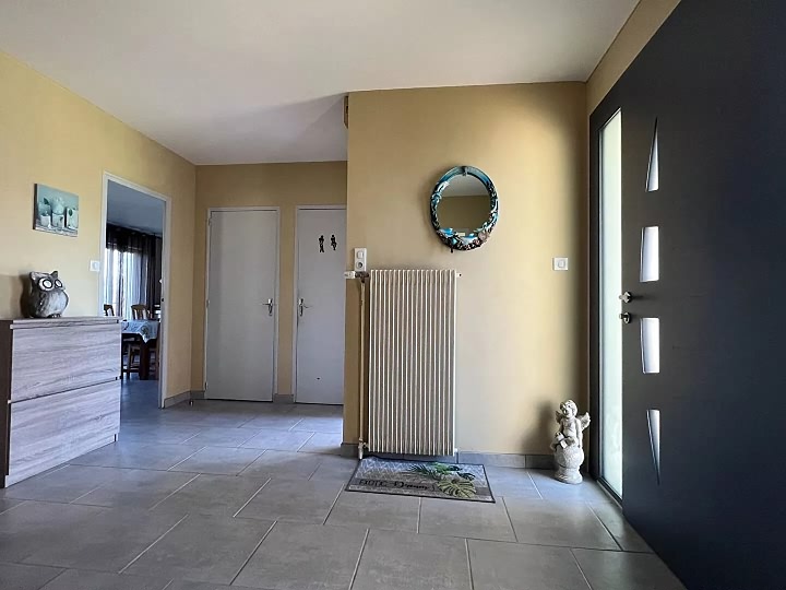5 bed house for sale near Monas