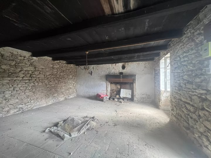 Stone house to renovate near Monas