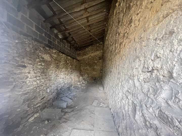 Stone house to renovate near Monas