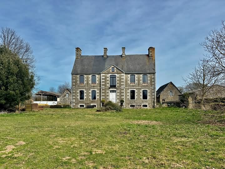 4 bed stone house for sale near Le Tanu