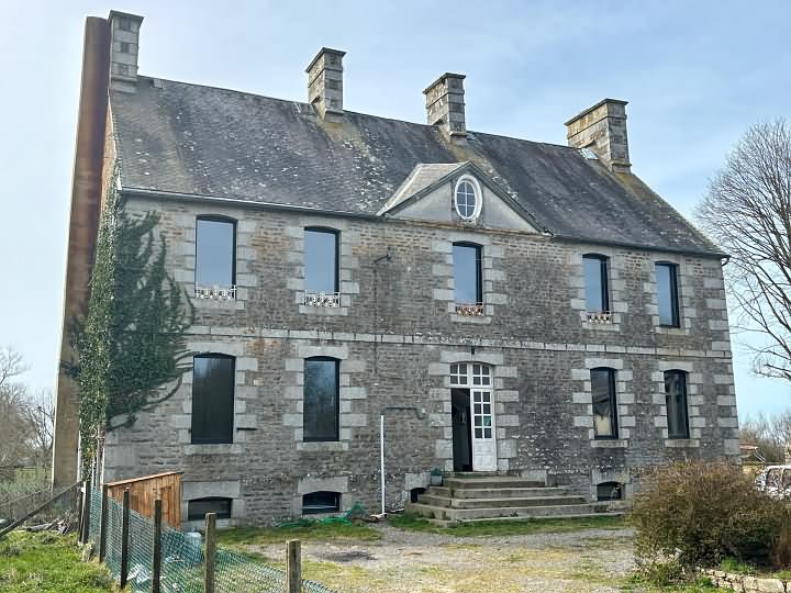 4 bed stone house for sale near Le Tanu