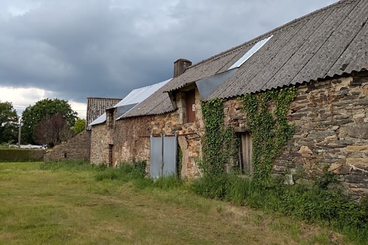 Stone barn to renovate near Missiriac