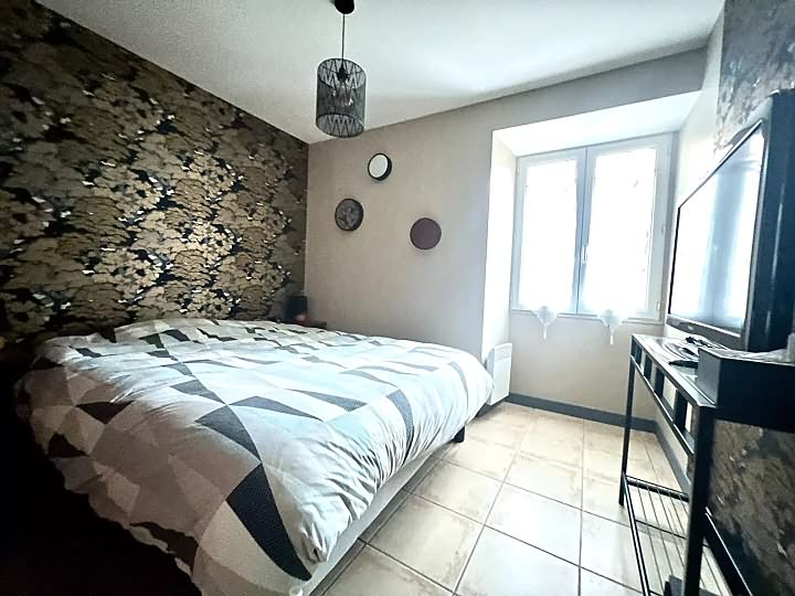 6 bed stone house for sale near Monas